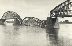 157156 Gezicht op de vernielde Waalbrug te Nijmegen.